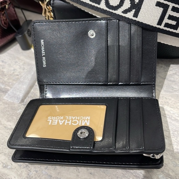 Michael Kors Empire Medium Leopard Logo Wallet
COLOR BLACK COMBO
NWT - Picture 5 of 16